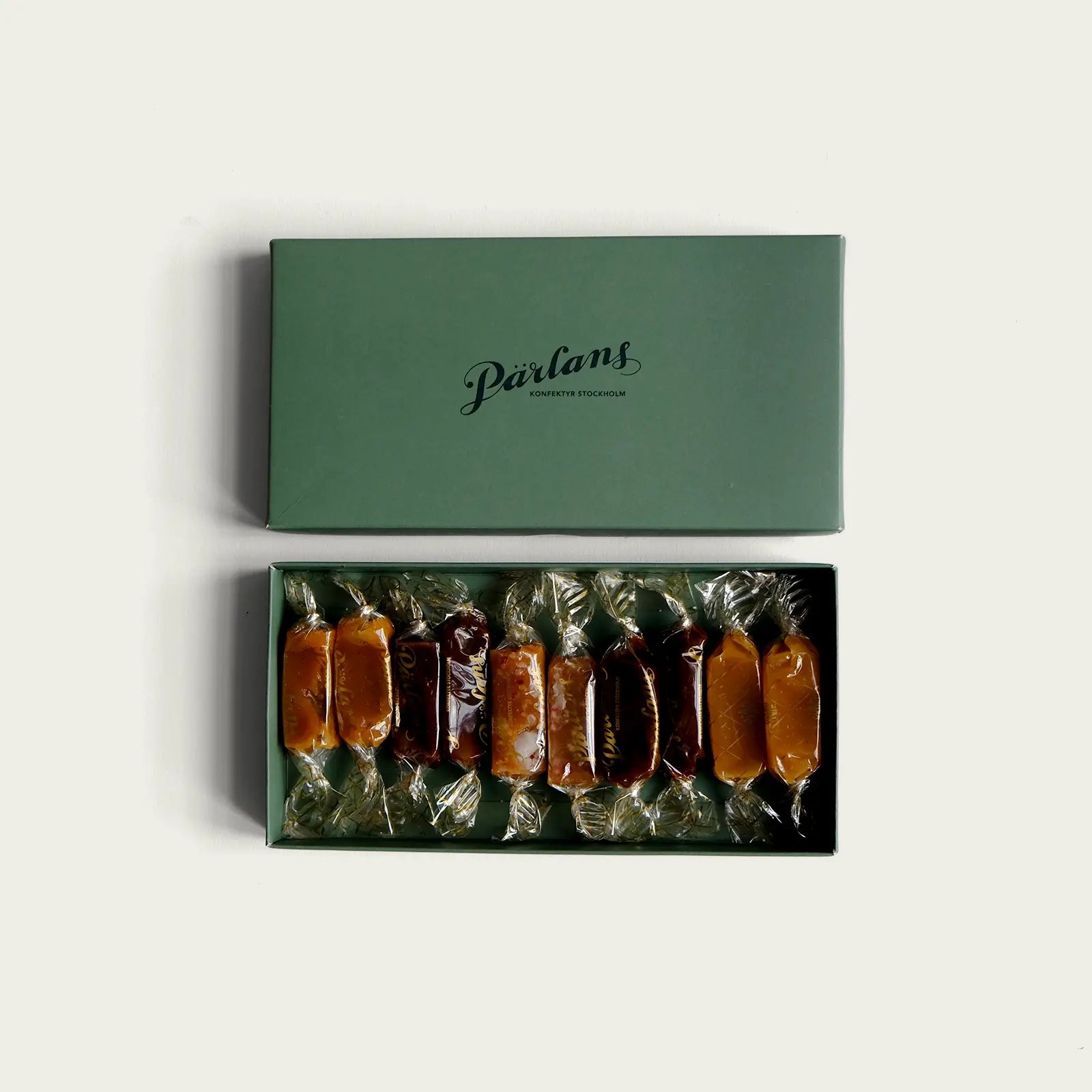 gron ask från parlans konfektyr fylld med tio stycken kolor i olika smaker