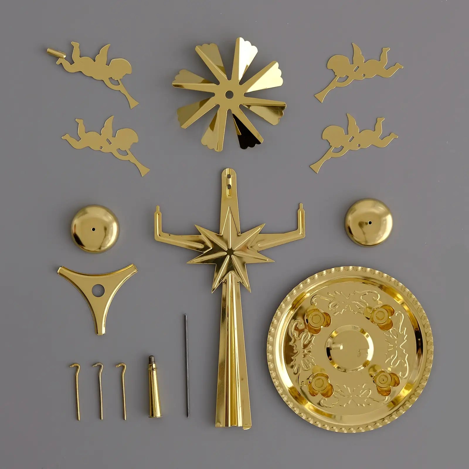 alla-delar-till-ett-anglaspel-i-guldfargar-metall