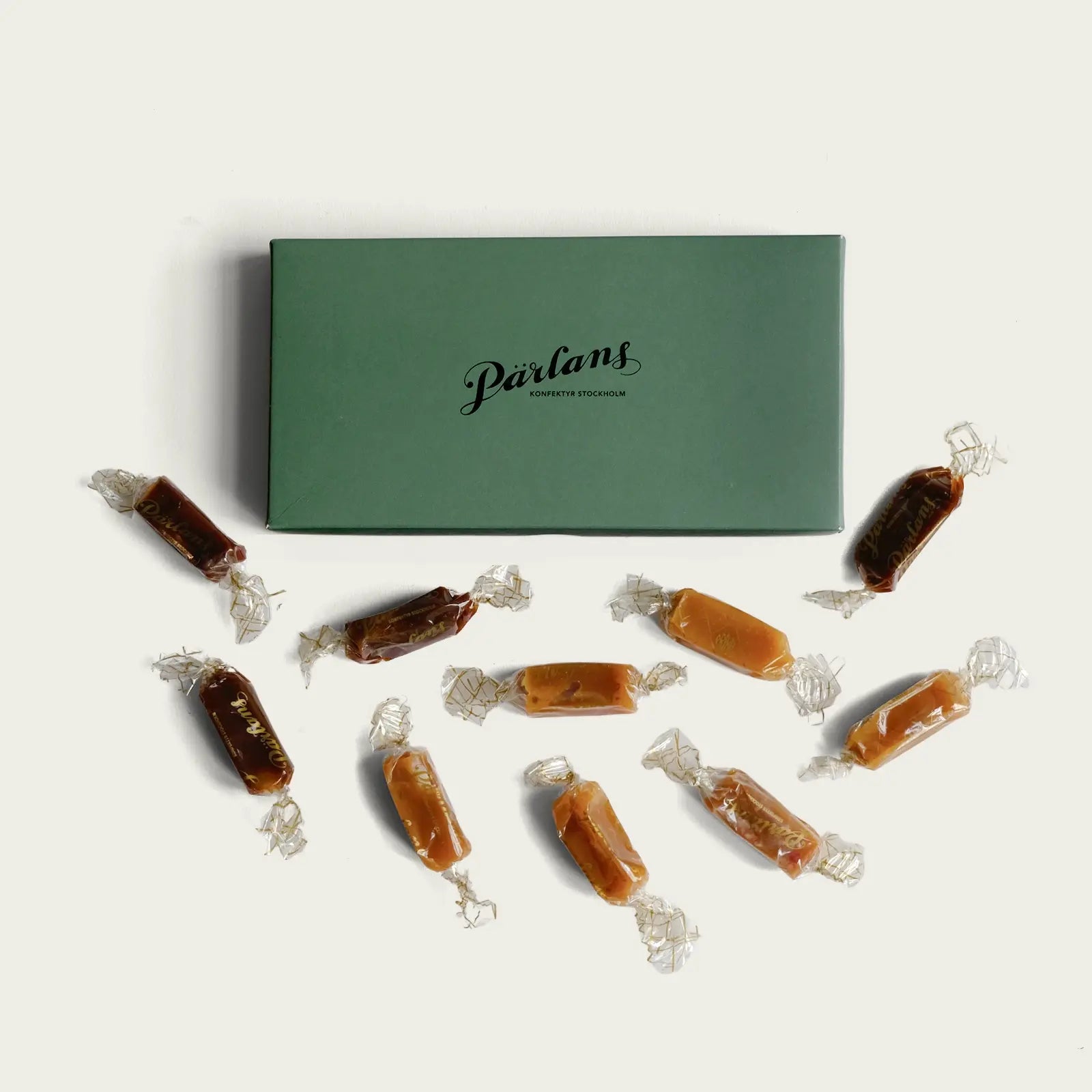 grön ask från parlans konfektyr med tio dtycken kolor i olika smaker