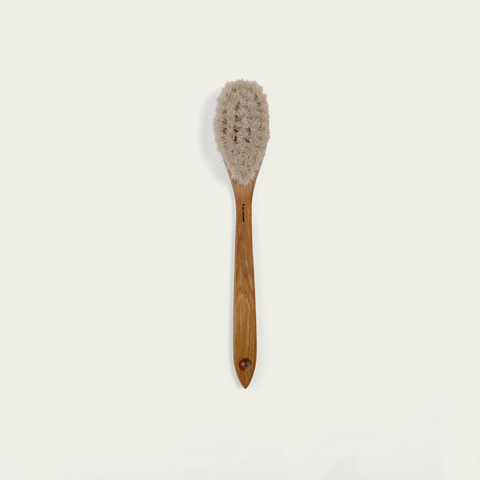 badborste-med-langt-skaft-i-tagel-och-tra