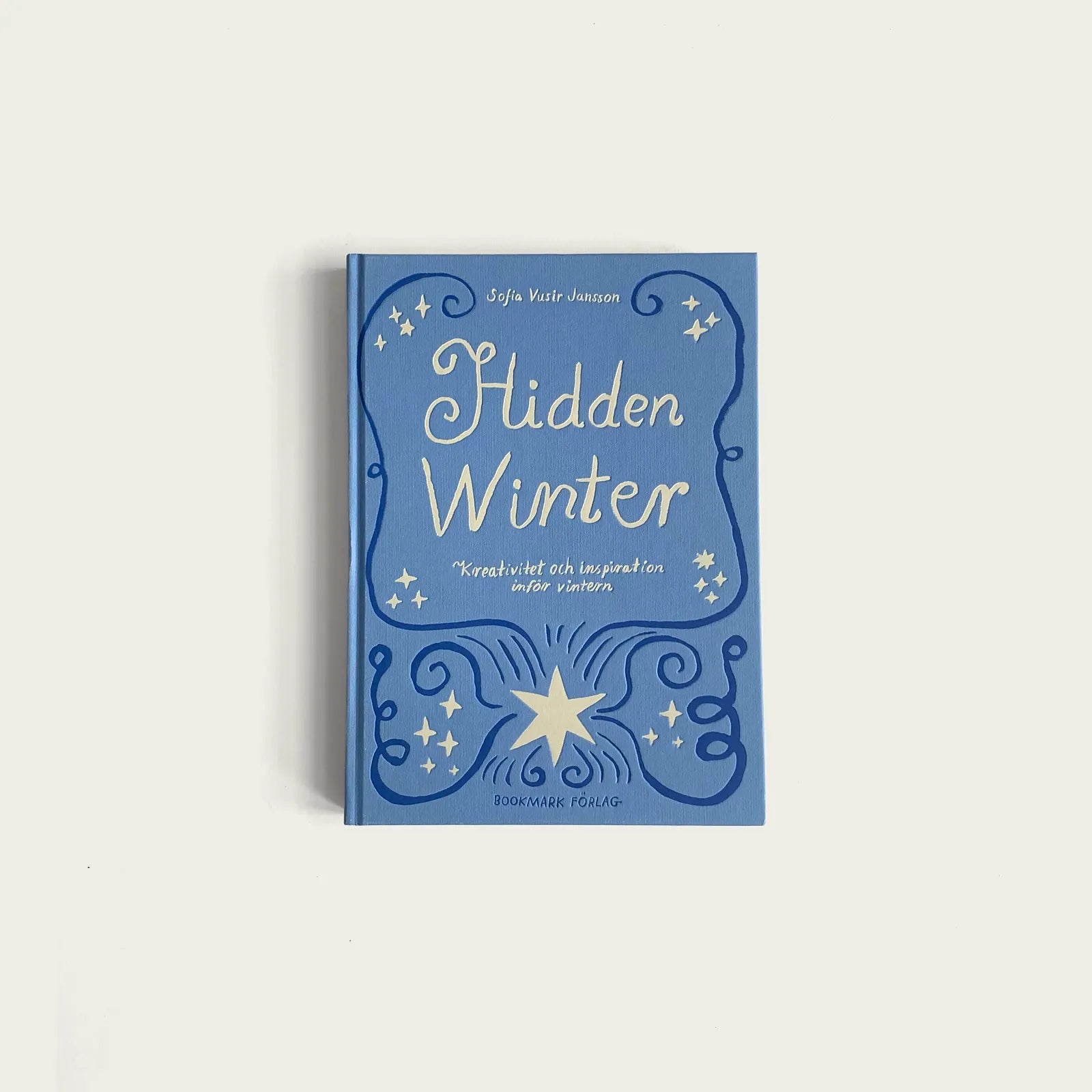 bla-bok-med-titel-hidden-winter-av-forfattaren-sofia-vusir-jansson