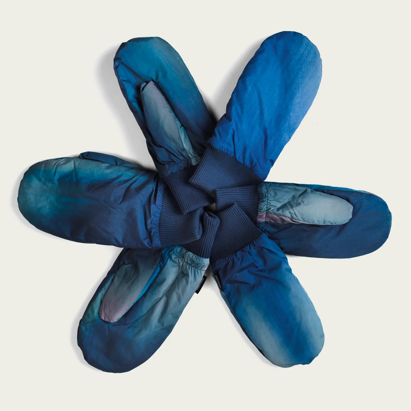 bla-vantar-fran-dedicated-i-miljovanlig-polyester