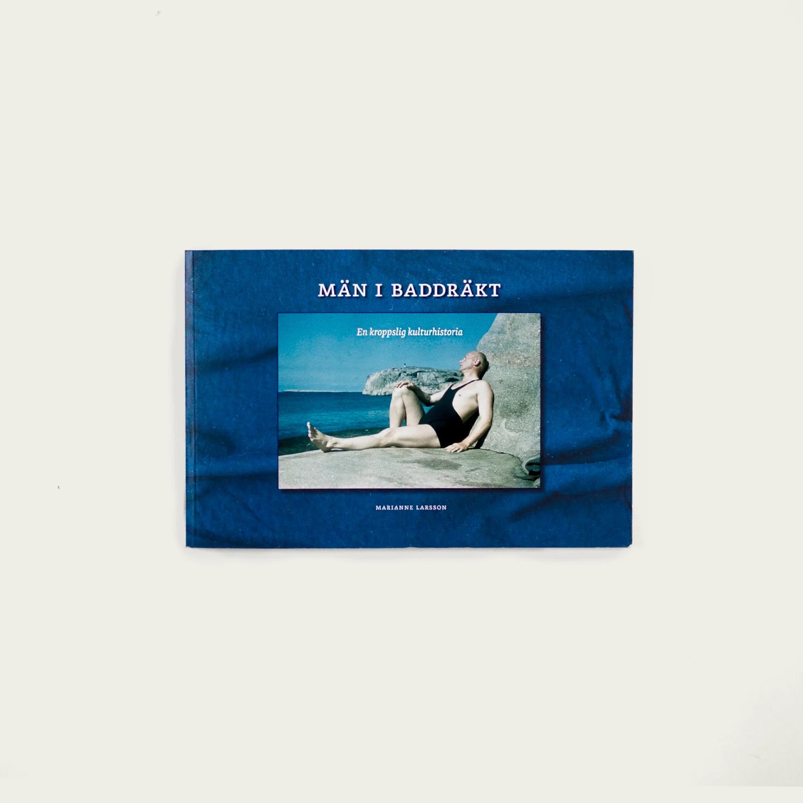 boken-man-i-baddrakt