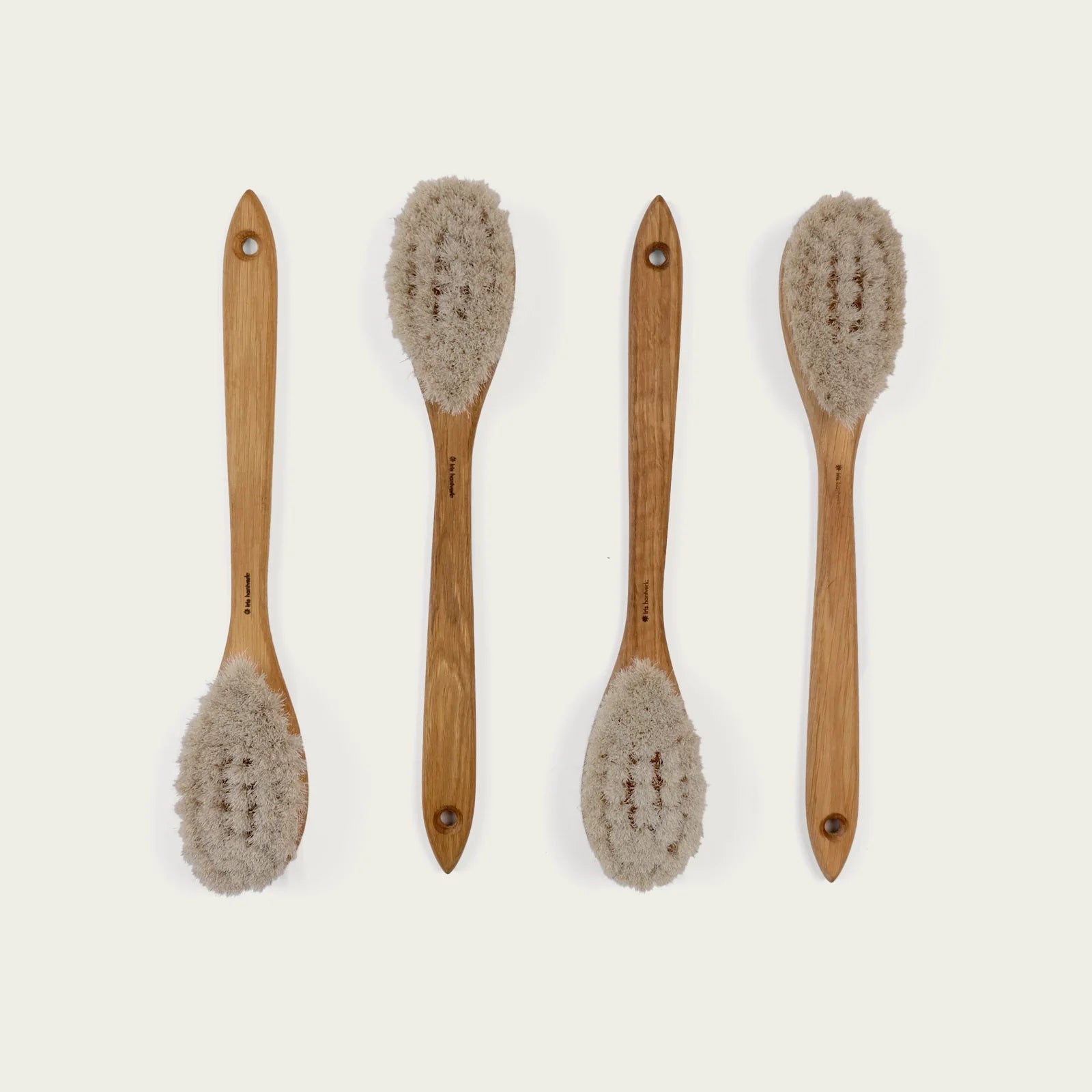 borstar-med-langt-skaft-fran-iris-hantverk-i-tra-och-tagel