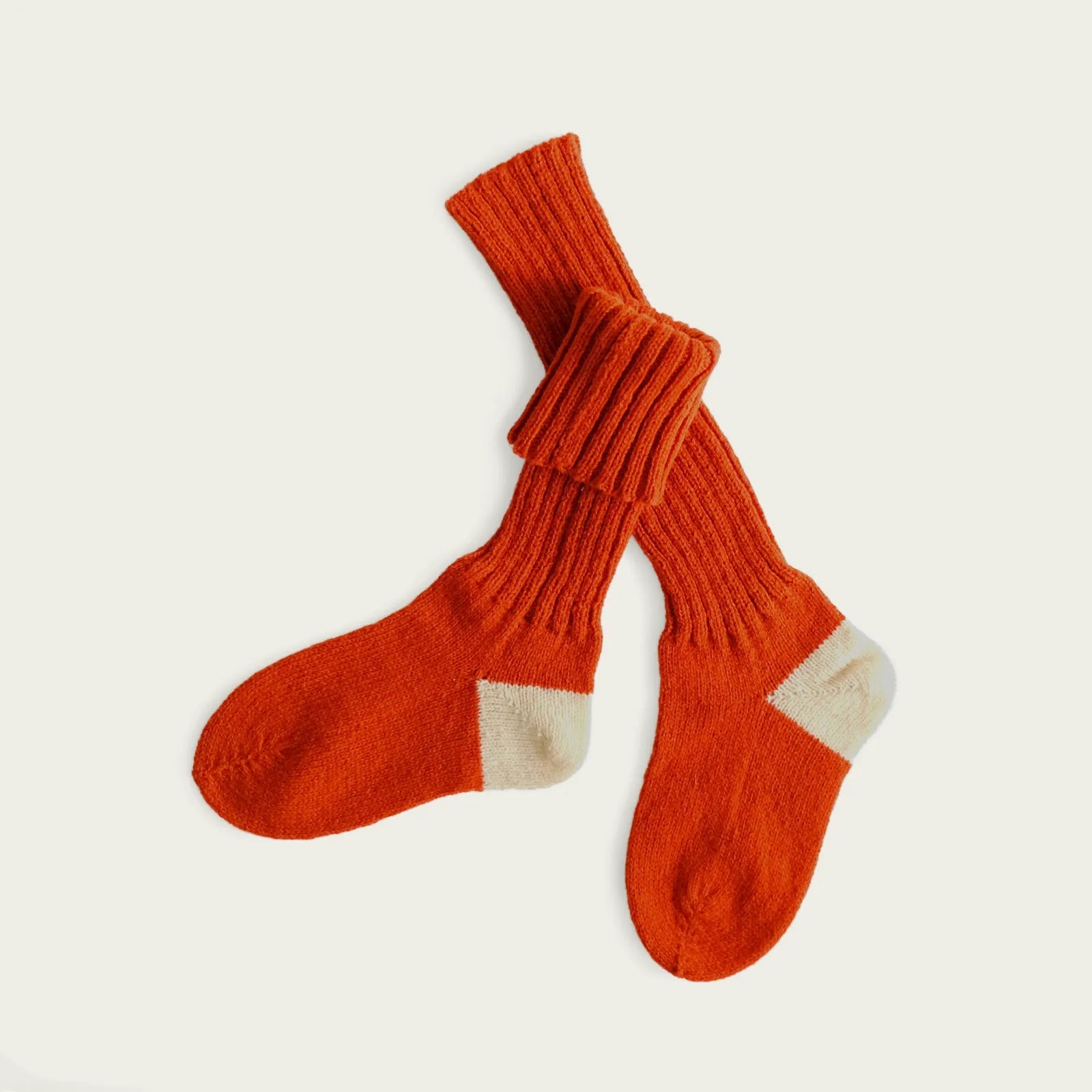 brandorangea-stickade-strumpor-med-label-nordiska-museet-och-alexander-stutterheim