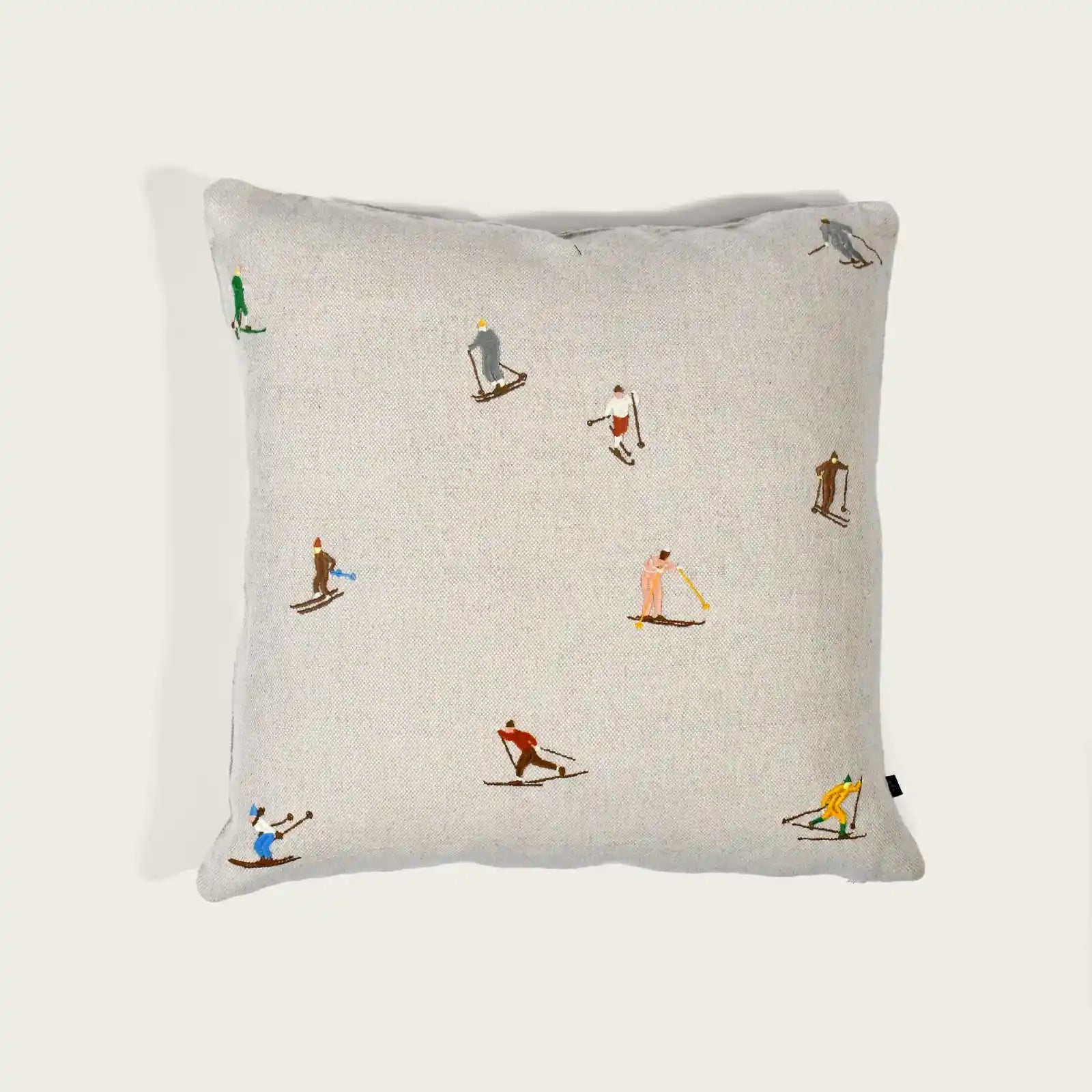 broderad-kudde-med-motiv-pa-skidakare