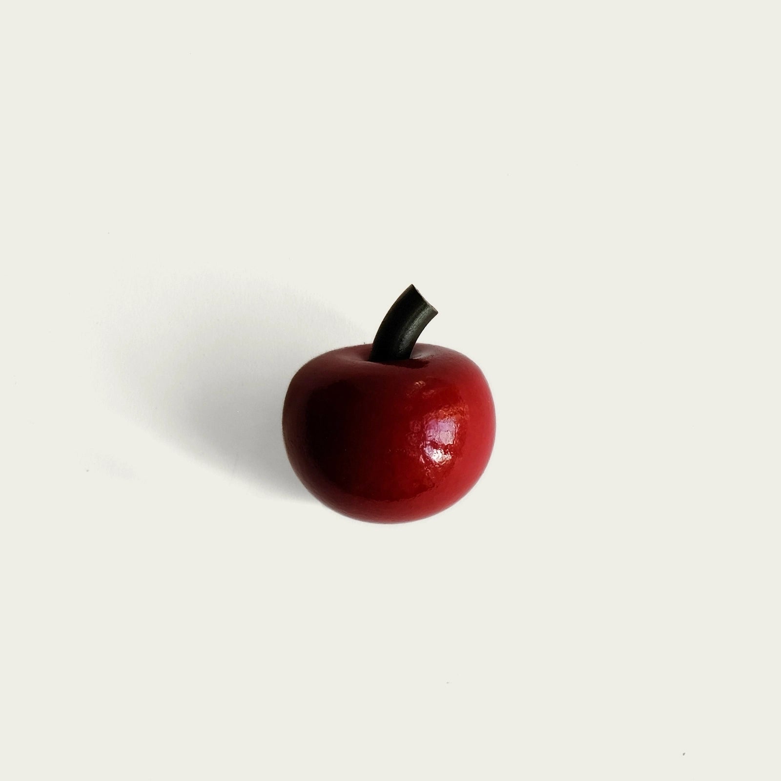 ett-rodmalat-apple-i-tra-med-brund-skaft