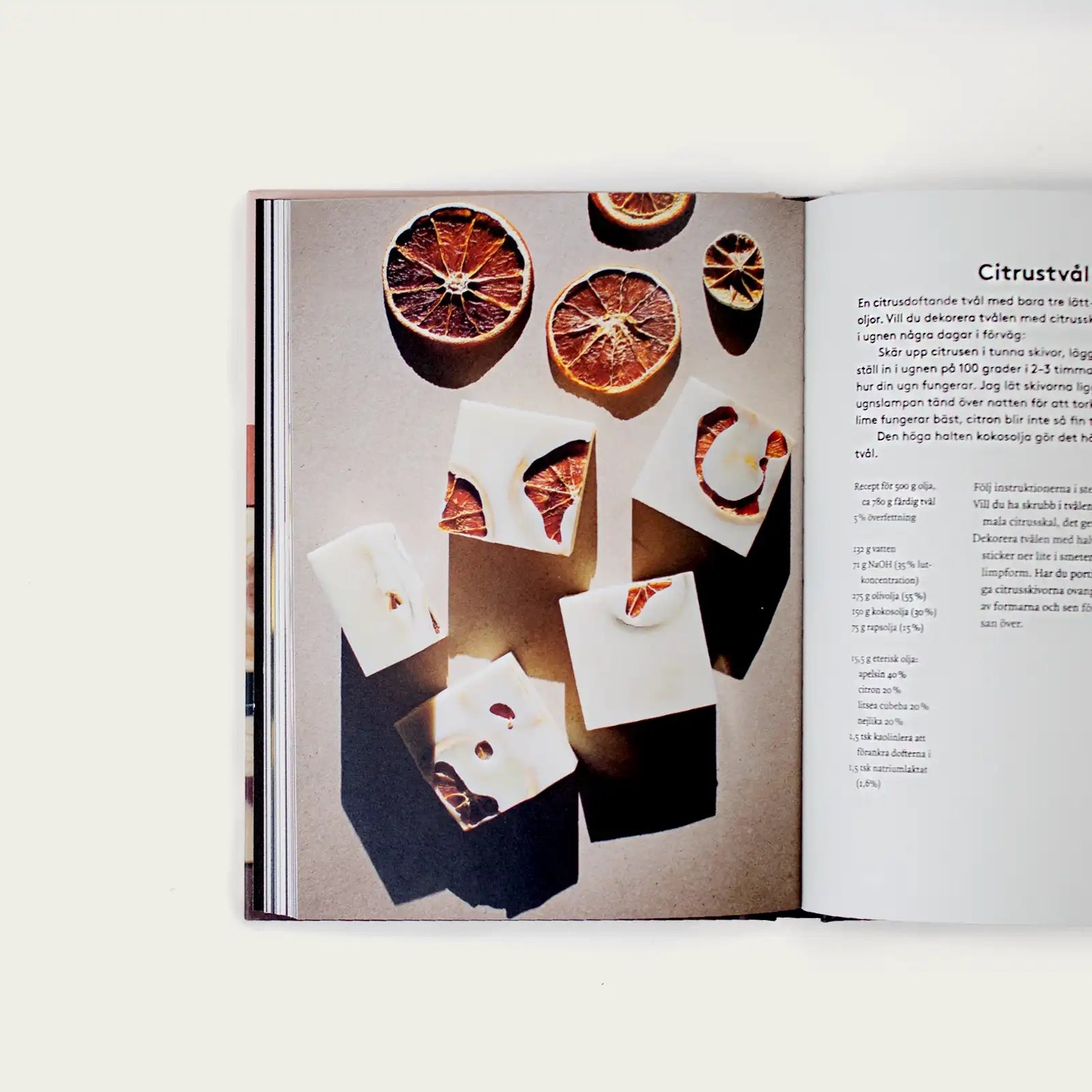 ett-uppslag-i-boken-tval-av-agnes-stuber