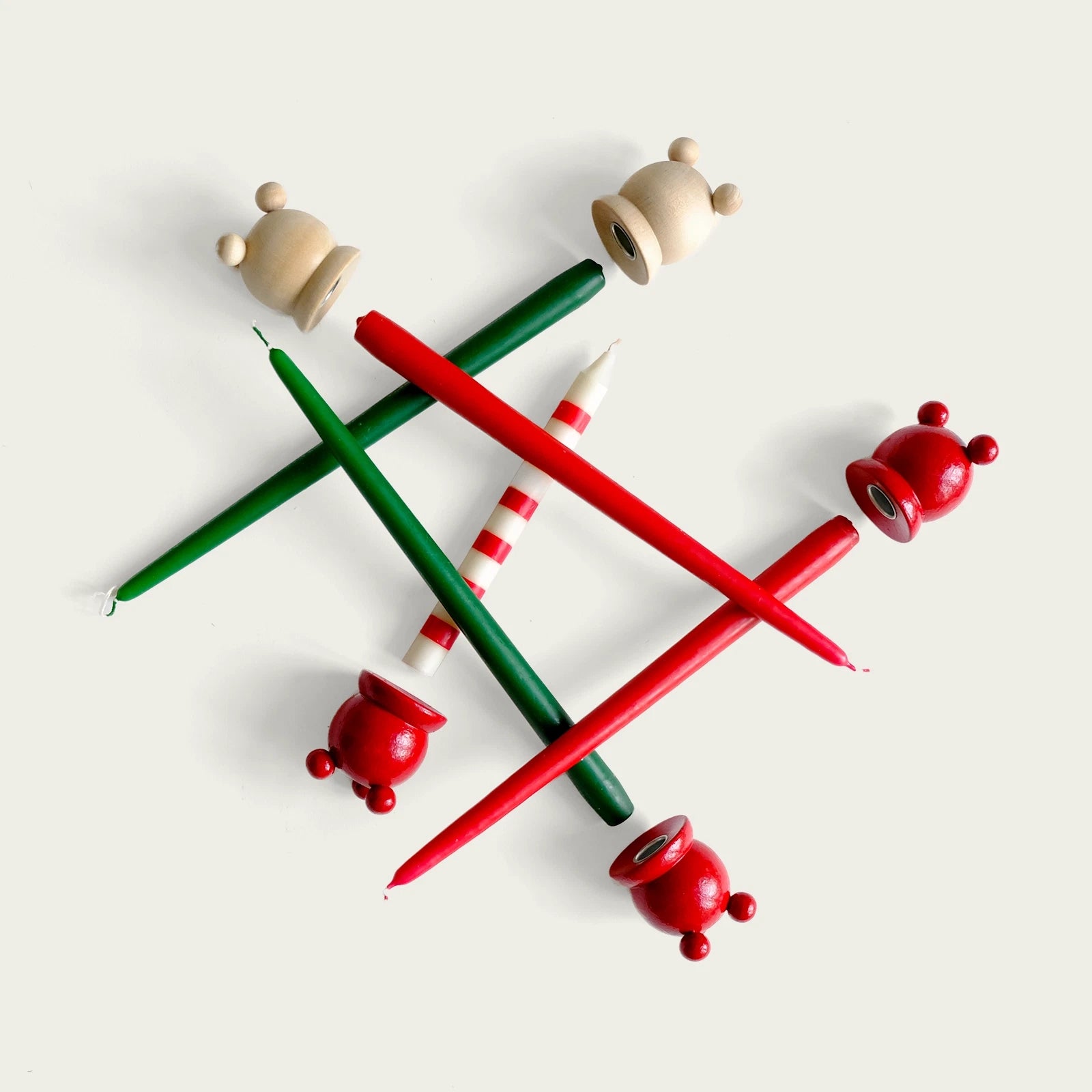 olika-ljus-och-ljusstakar-i-rott-och-gront-som-ligger-huller-om-buller