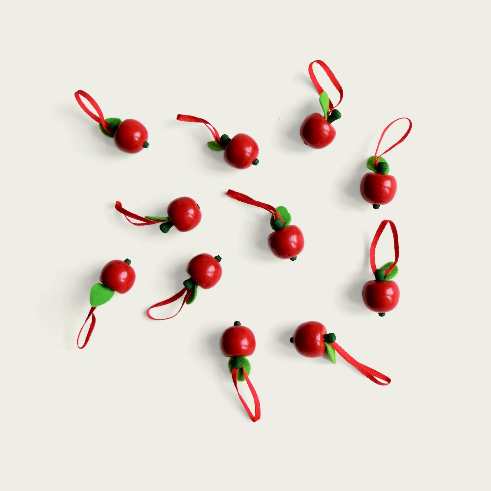 flera-sma-julgranshangen-formade-som-roda-applen-utspridda