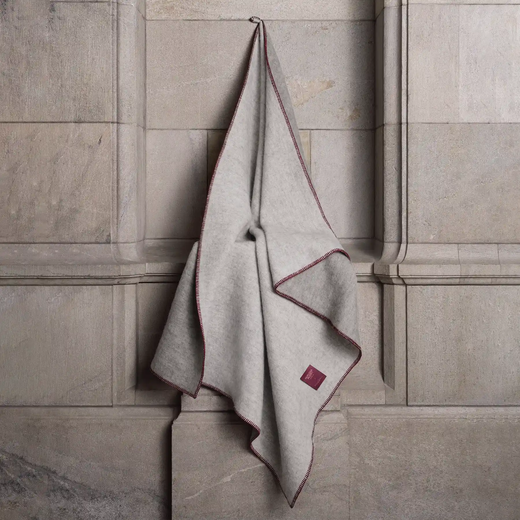 gra-filt-i-olandsull-fran-kollektionen-av-nordiska-museet-och-alexander-stutterheim