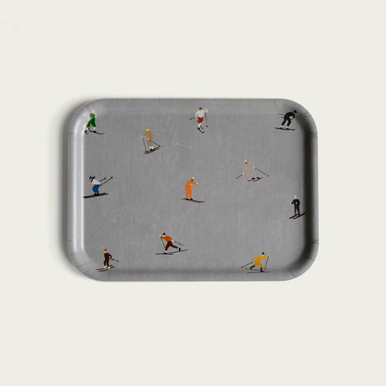 gra-retangular-mindre-bricka-med-sma-figurer-som-aker-skidor-som-monster
