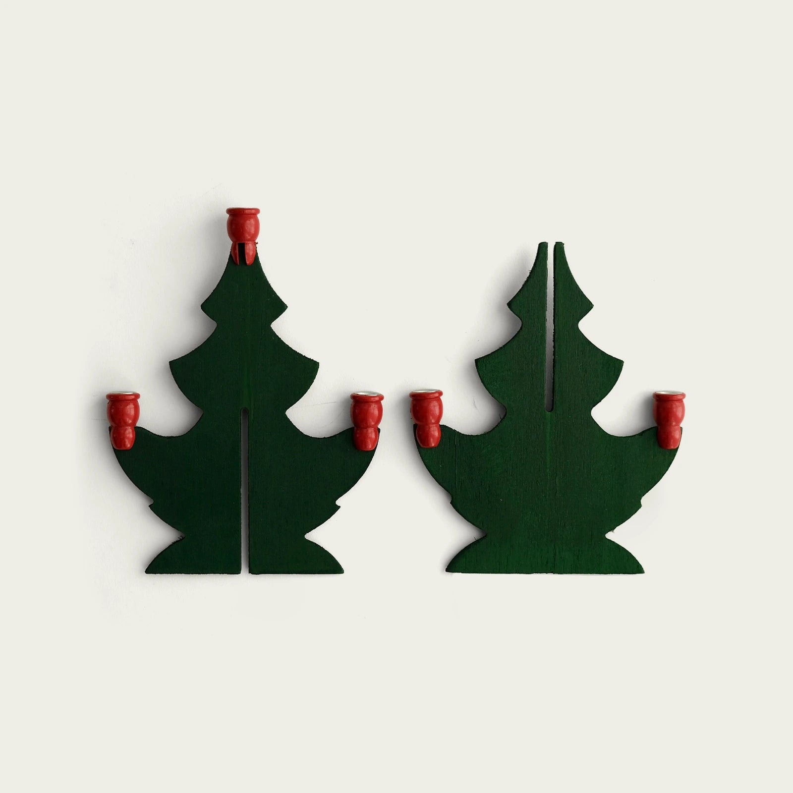 gron-ljusstake-i-form-av-en-gran-har-isarmonterad-i-tva-platta-delar