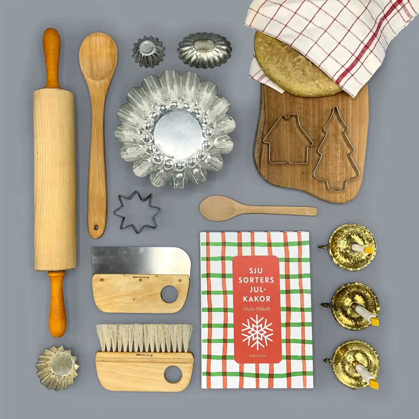 inspirationsbild-med-bakredskap-och-kokboken-sju-sorters-julkakor