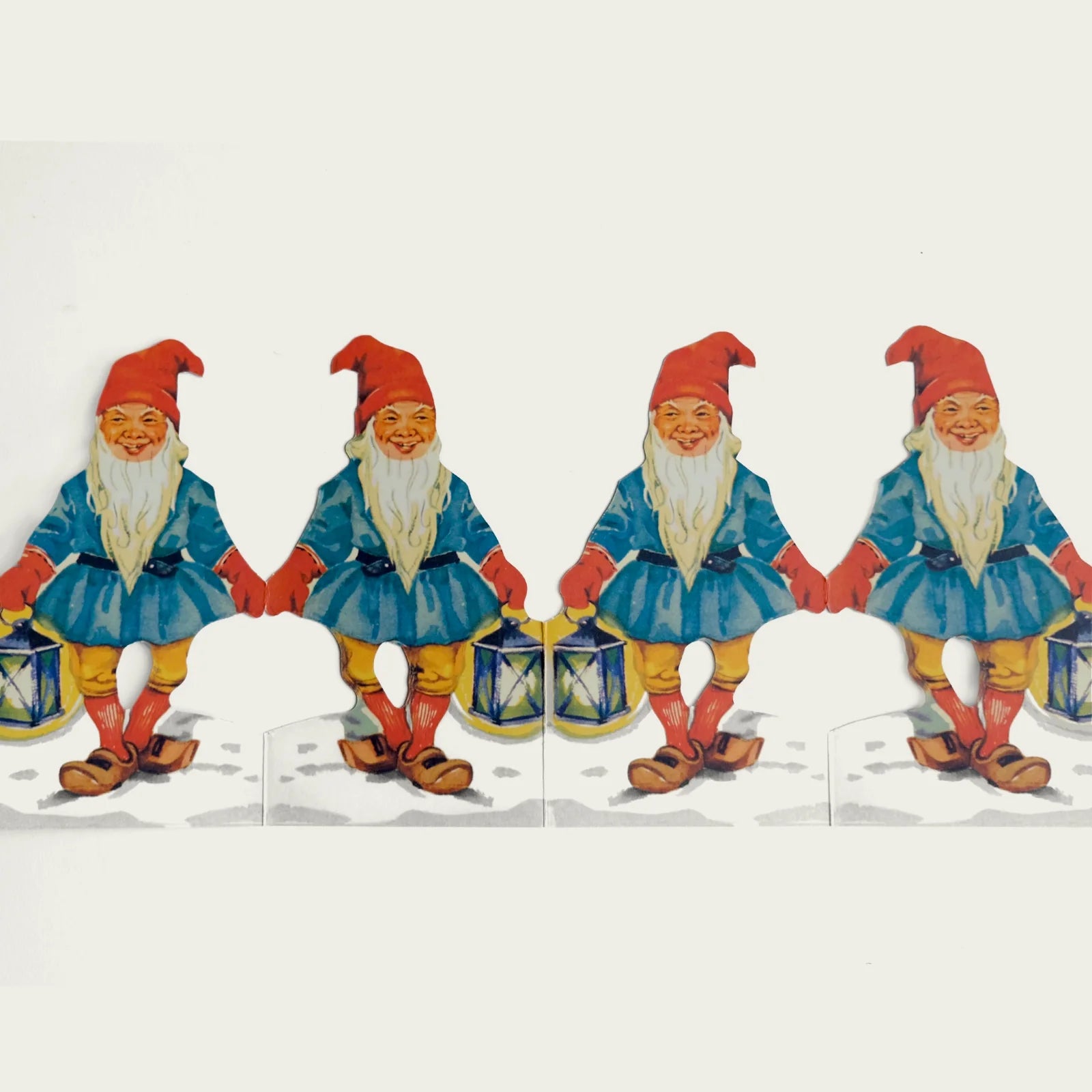 julrad-i-papper-med-motiv-av-en-tomte-som-bar-pa-en-lyckta