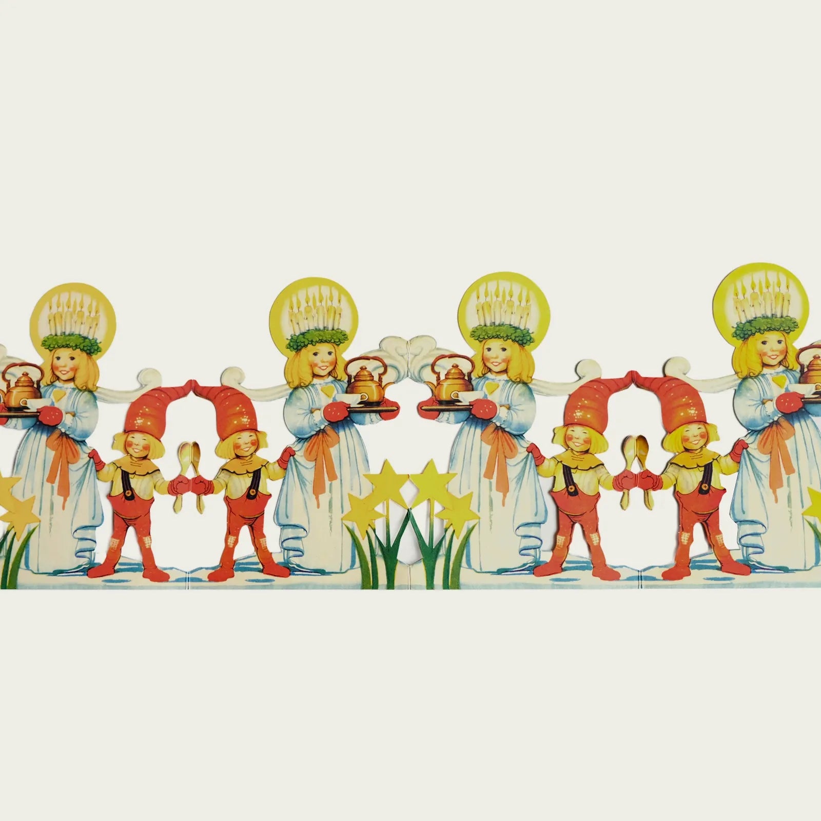 julrad-i-papper-med-motiv-av-lucia-och-tomtenissar