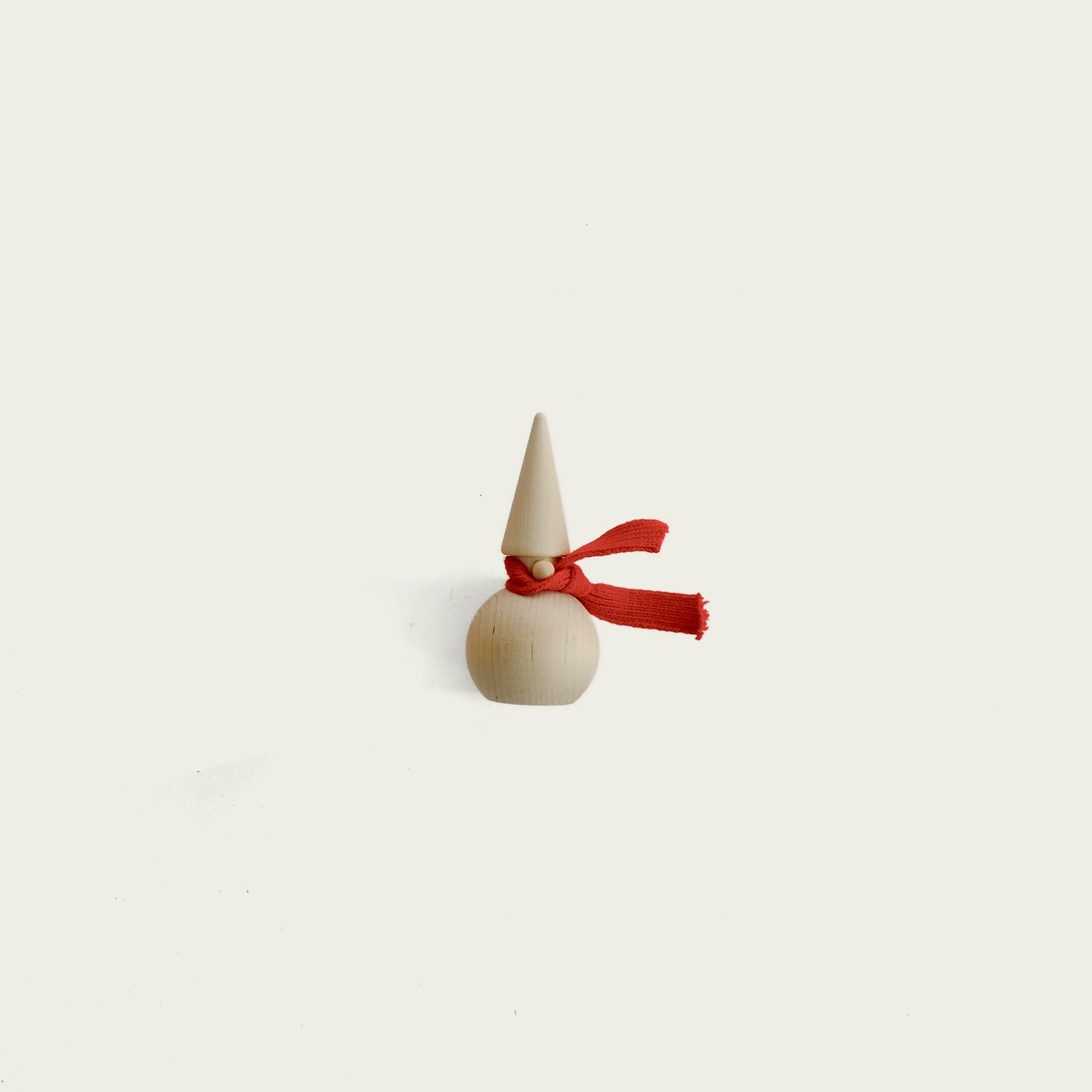 liten-tomte-i-tra-med-rod-halsduk