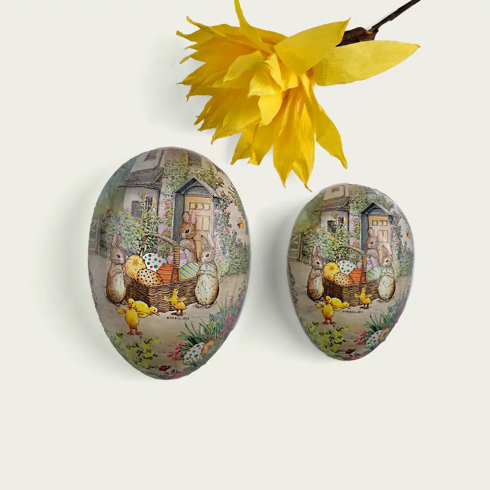 litet-och-stort-klassisk-paskagg-med-paskhare-och-kaniner