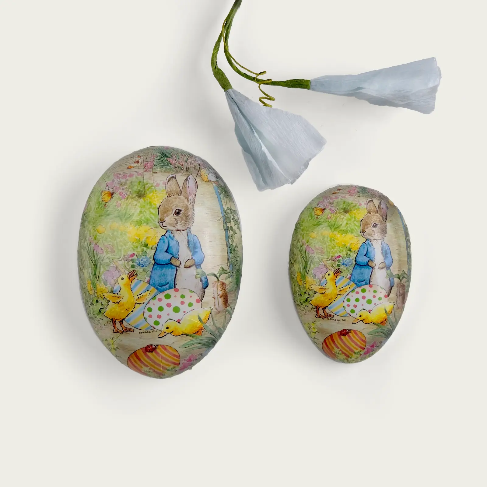 stort-och-litet-klassisk-paskagg-med-paskhare-och-kyckling