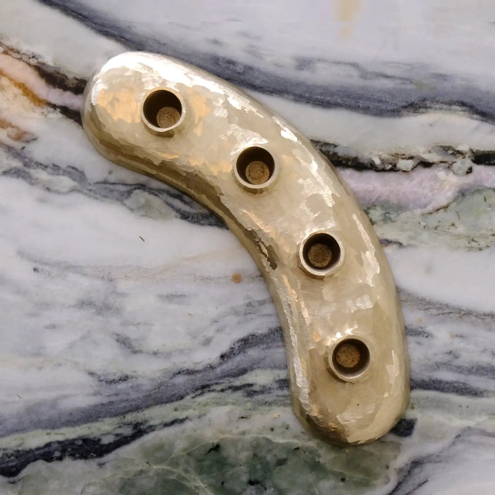 ljusstake-aula-pel-atervunnen-brons