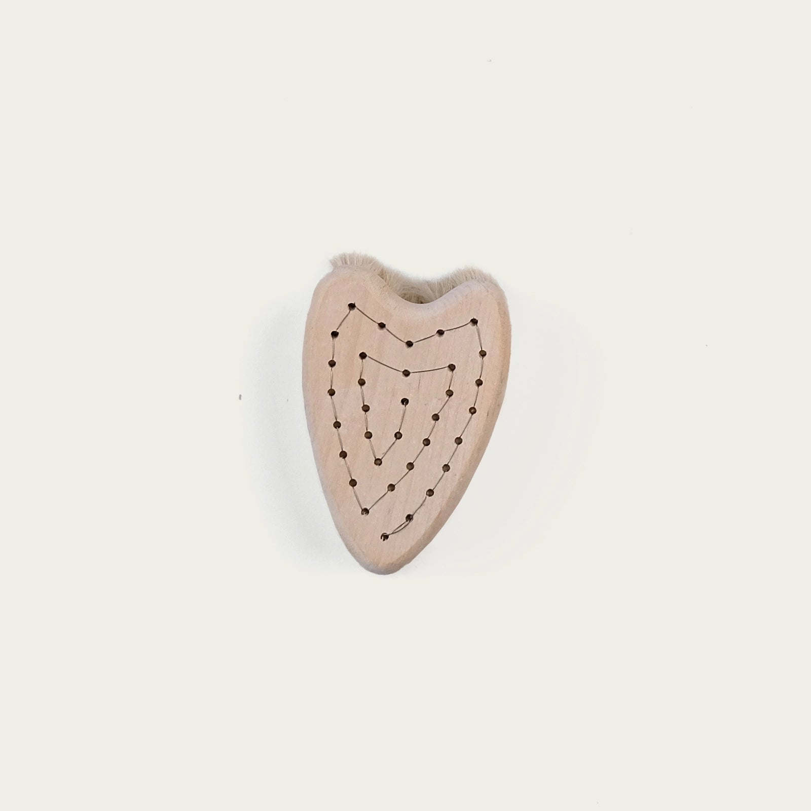 mjuk-harborste-formad-som-ett-gjarta-i-tra