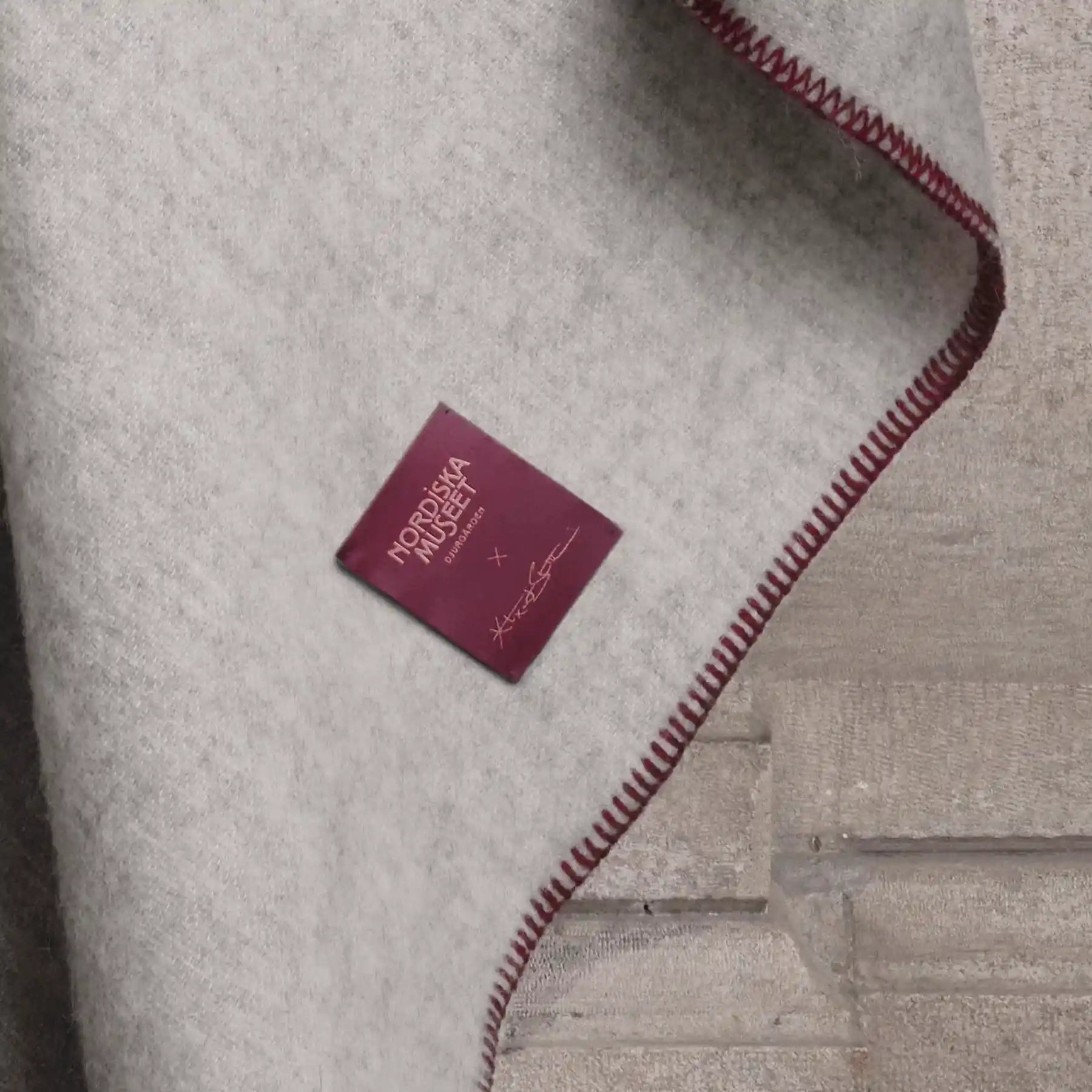 narbild-stickad-gra-filt-fran-samarbetet-mellan-nordiska-museet-och-alexander-stutterheim