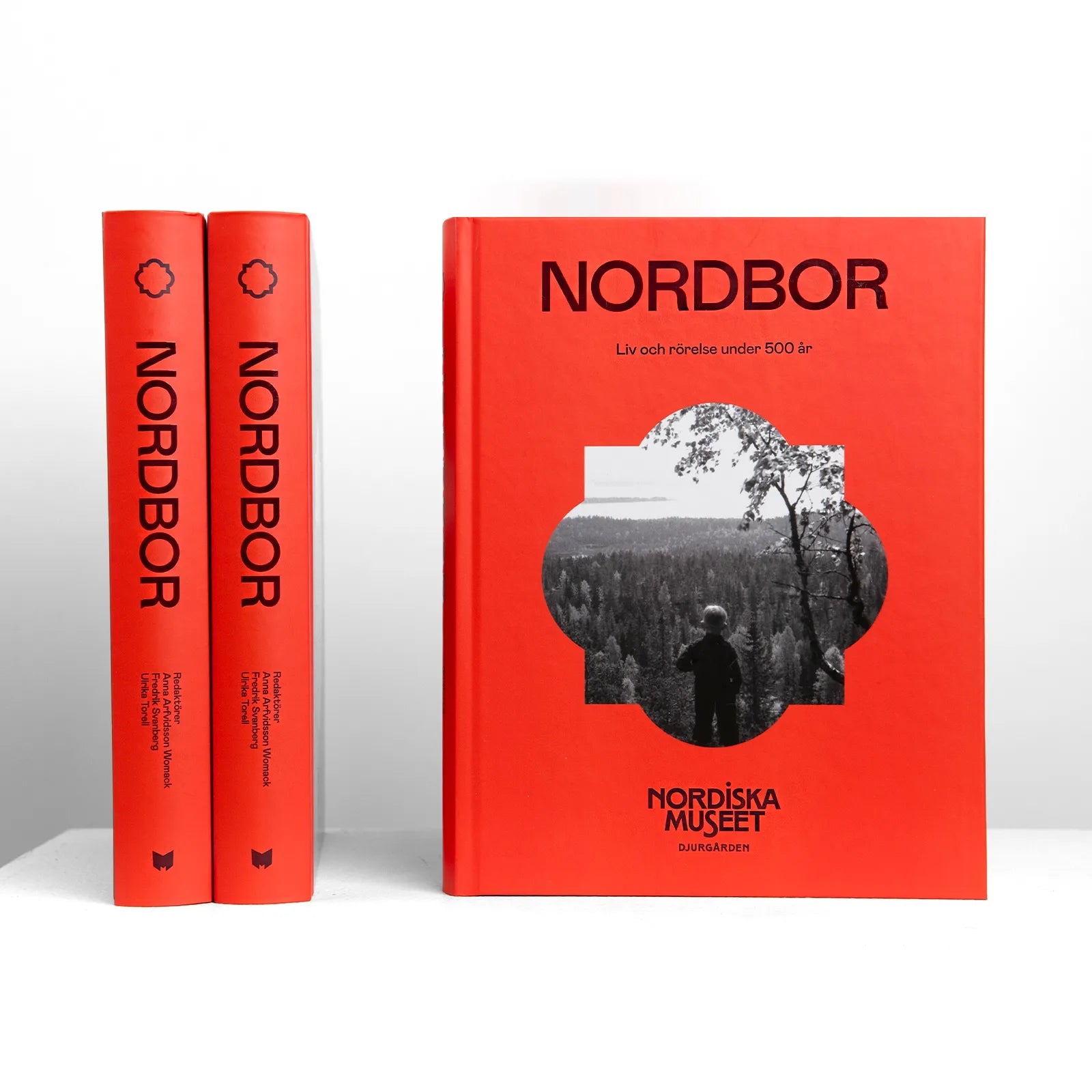 nordbor-bok-utstallning-brandorange-nordiska-museet