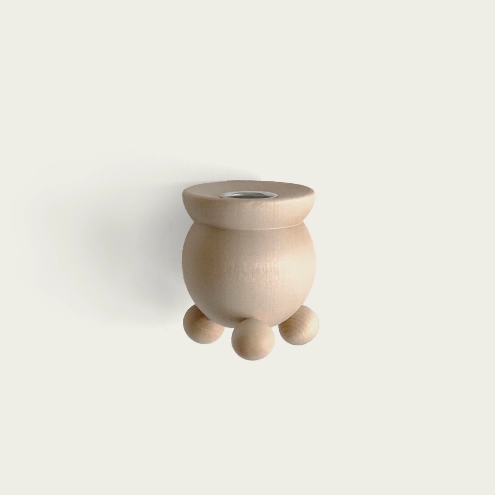 omalad-kulljusstake-i-ljust-tra