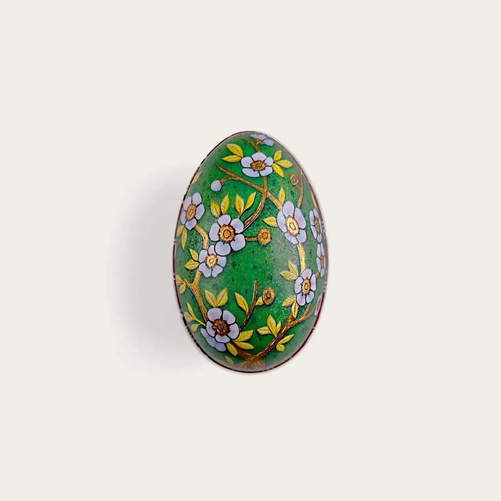 paskagg-fabrege-i-plåt-med-gron-med-vita-blommor