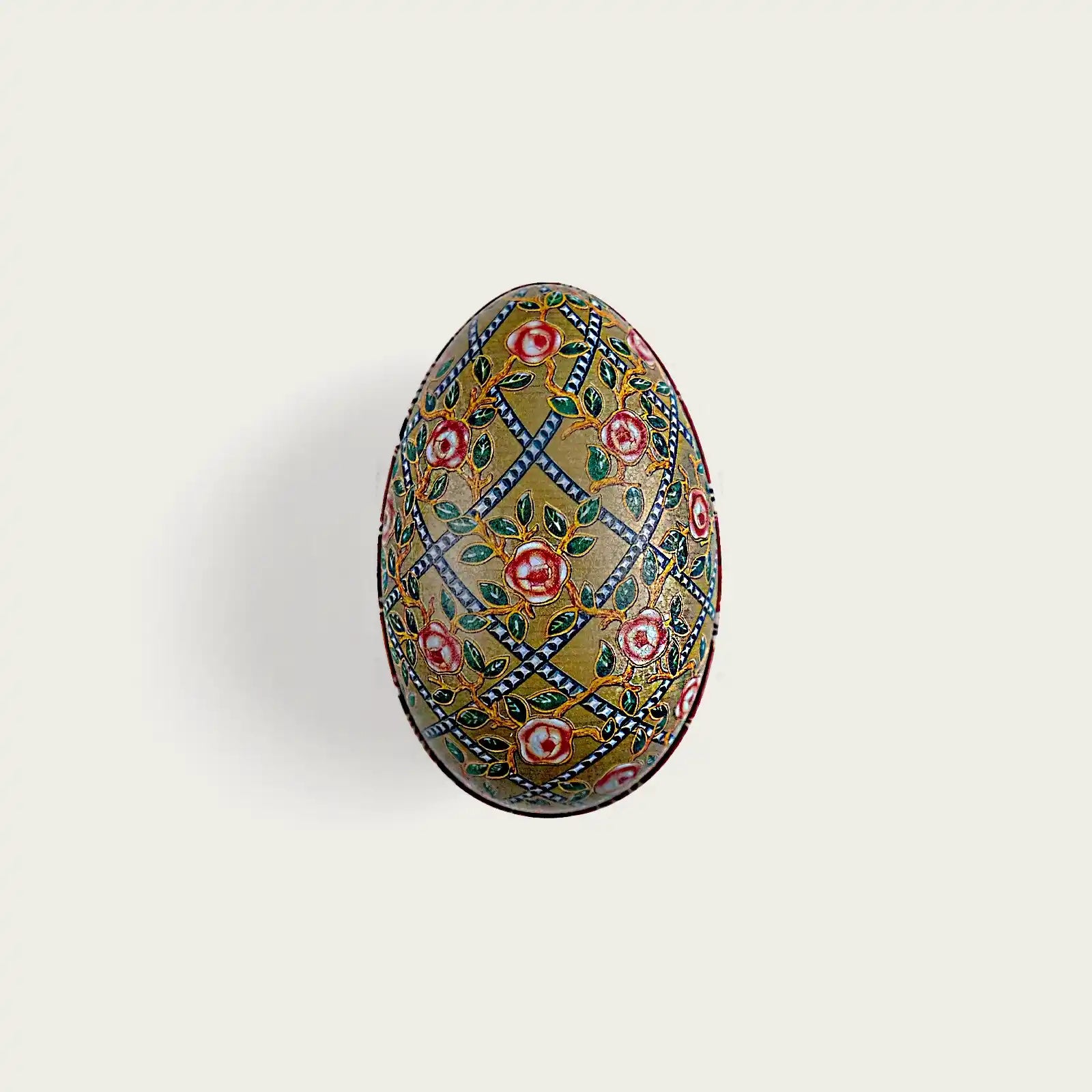 paskagg-fabrege-i-metallagg-i-guld-med-rosa-blommor