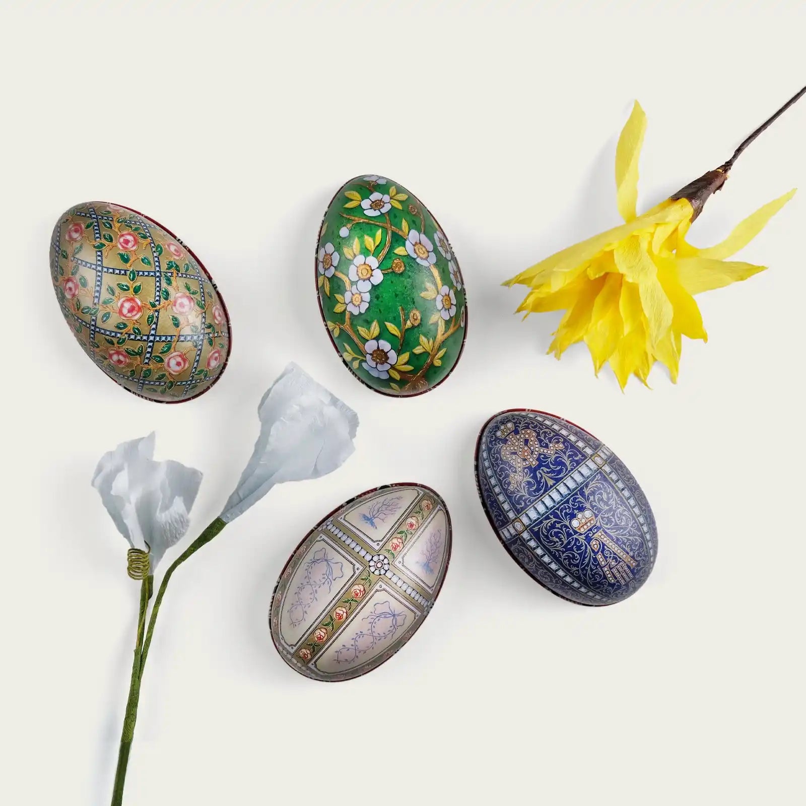 paskagg-fabregeagg-i-metall-monstrade