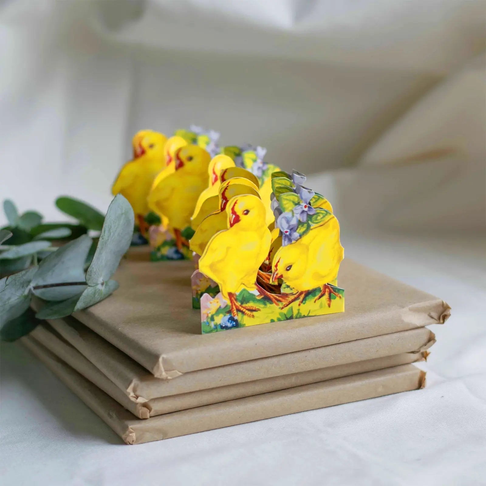 paskrad-kycklingar-med-blomma