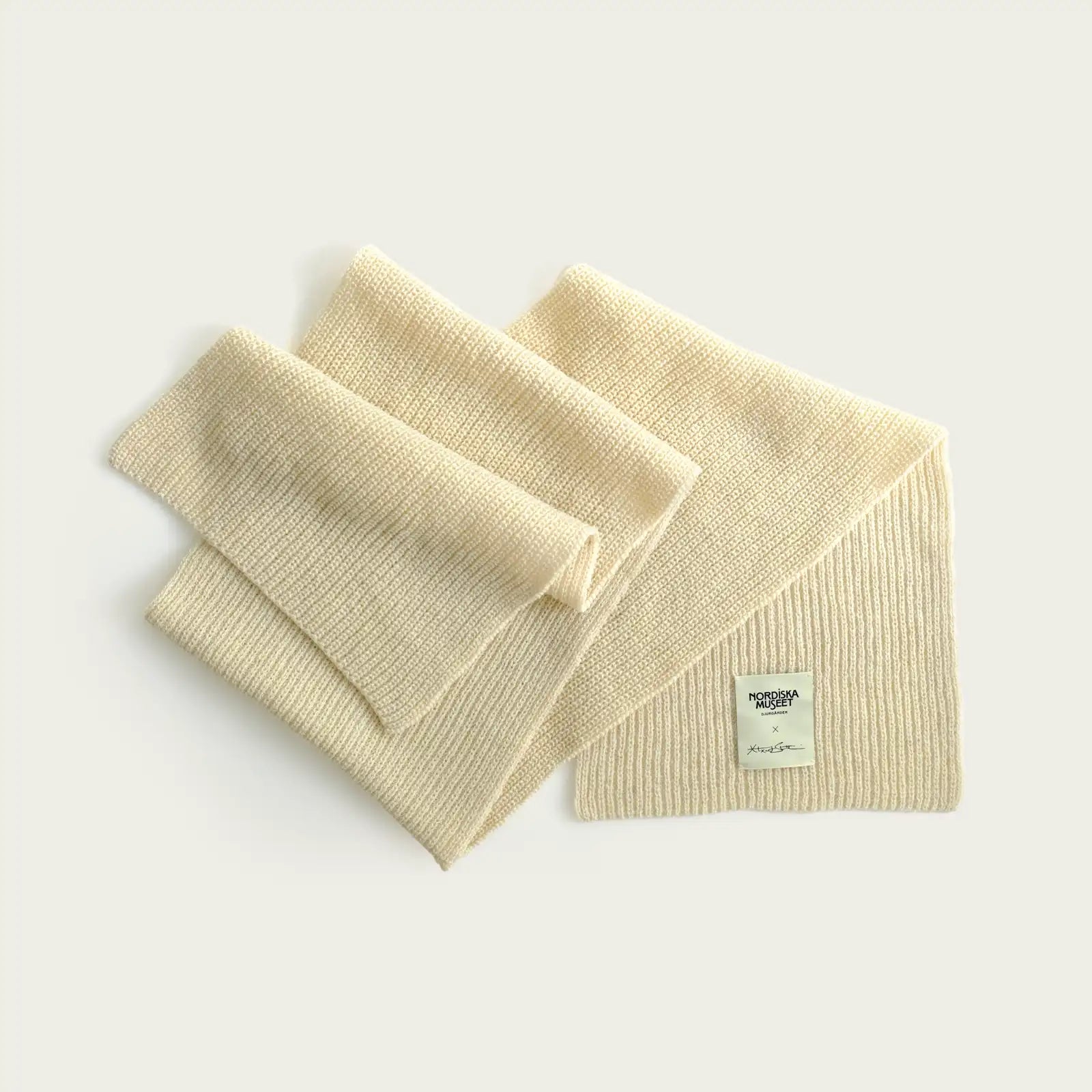 putsvit-stickad-halsduk-med-label-nordiska-museet-och-alexander-stutterheim