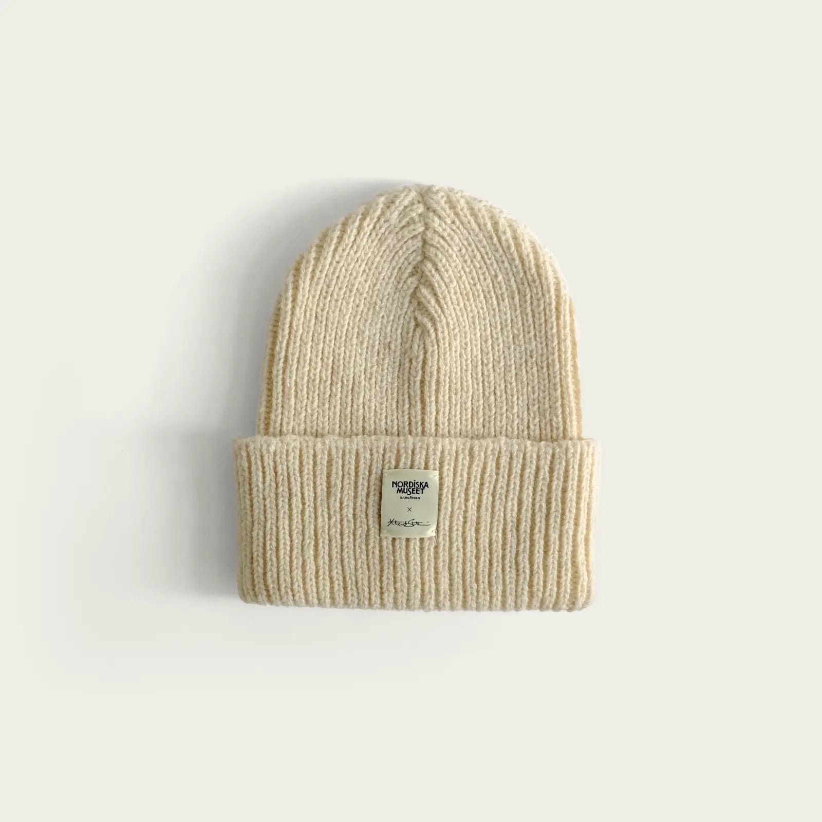 putsvit-stickad-mossa-med-label-nordisk-museet-och-alexander-stutterheim
