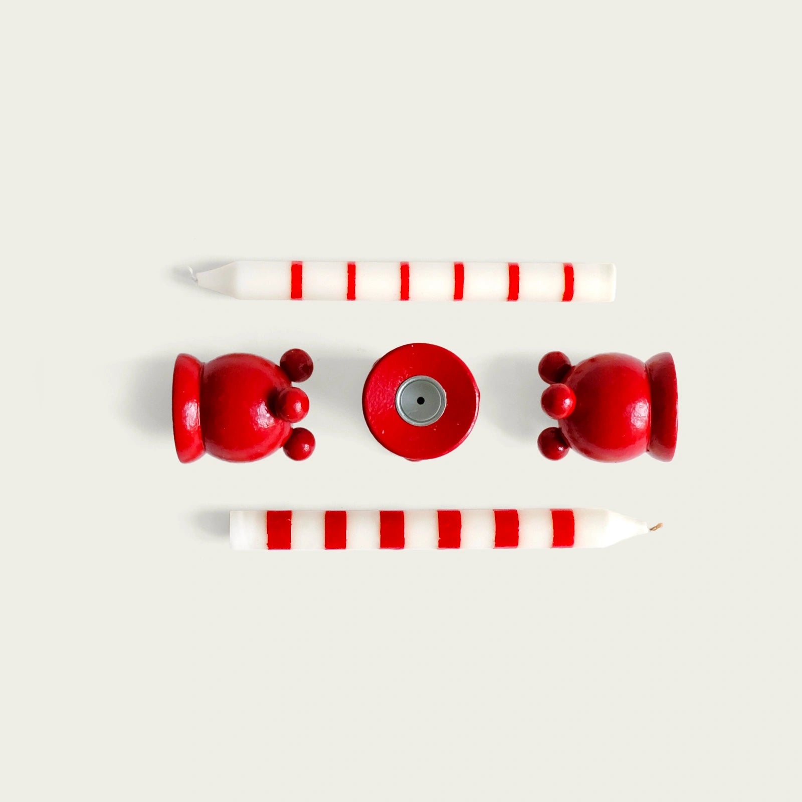 rod-kulljusstake-i-tre-olika-vinklar-och-tva-randiga-ljus