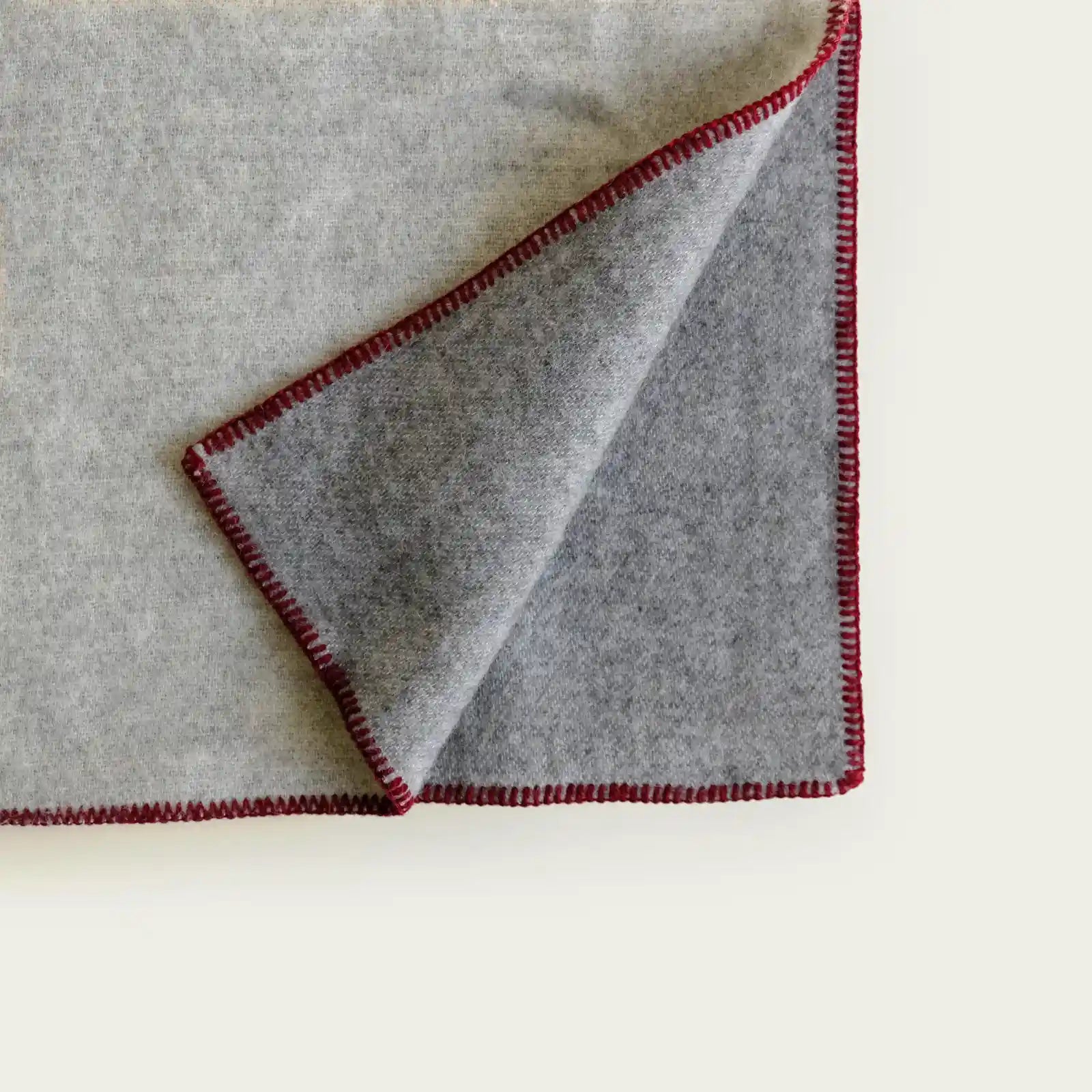 stickad-gra-filt-fran-samarbetet-mellan-nordiska-museet-och-alexander-stutterheim