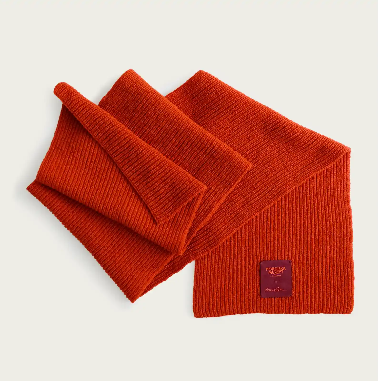 stickad-orange-halsduk-fran.jubileumskollektionen-av-nordiska-museet-och-alexander-stutterheim