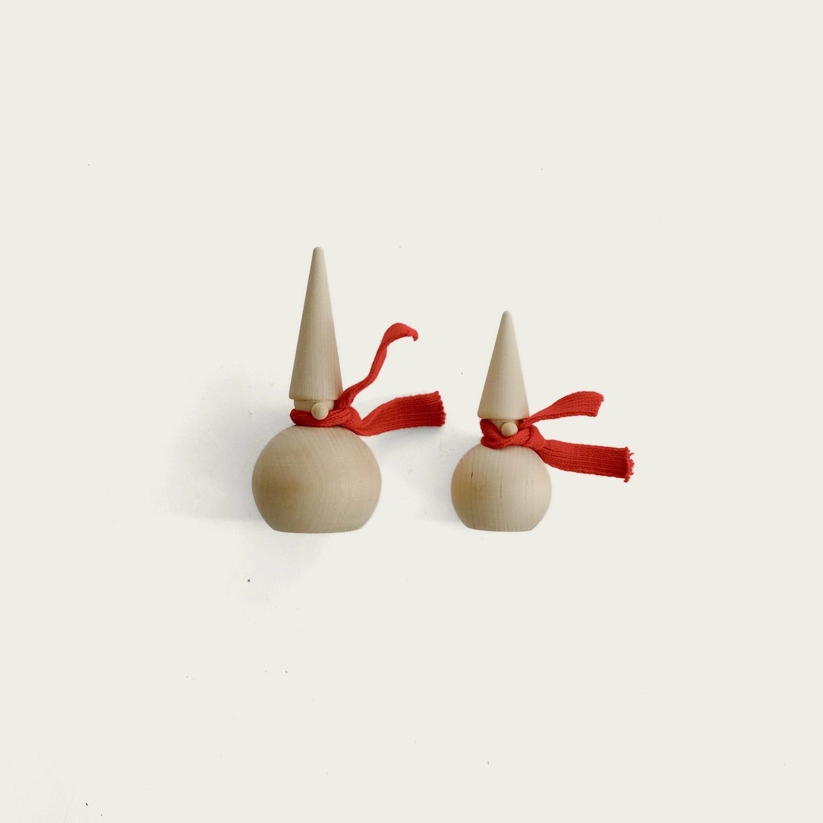 tomtar-i-tva-storleka-med-roda-halsdukar