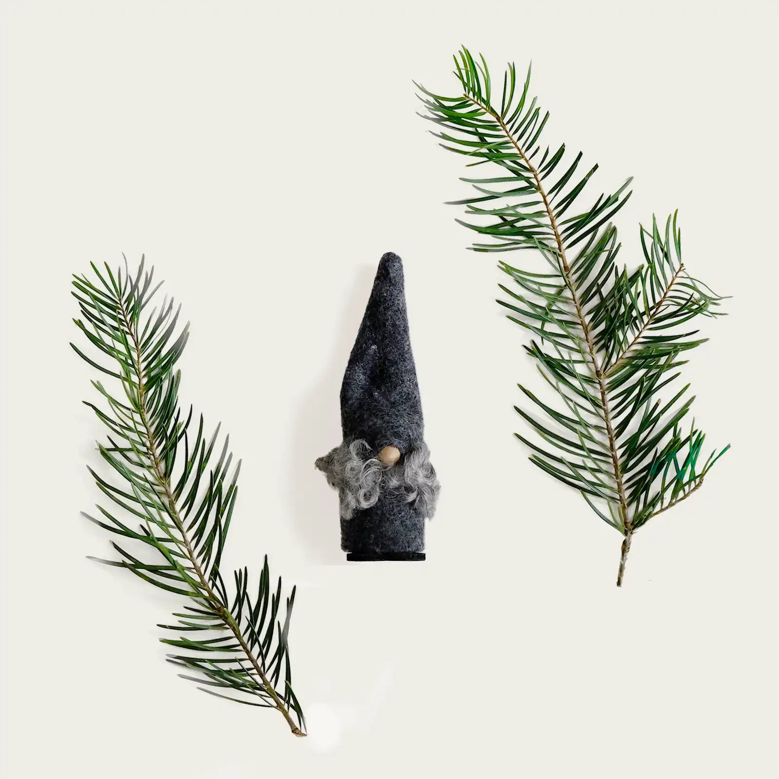 tomte-i-gra-ull-med-tva-grangrenar