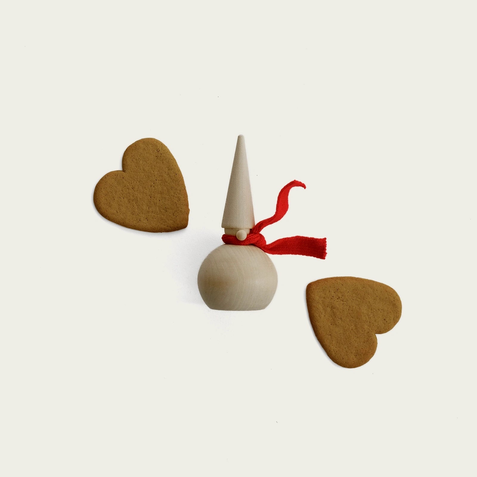 tomte-i-tra-med-rod-halsduk