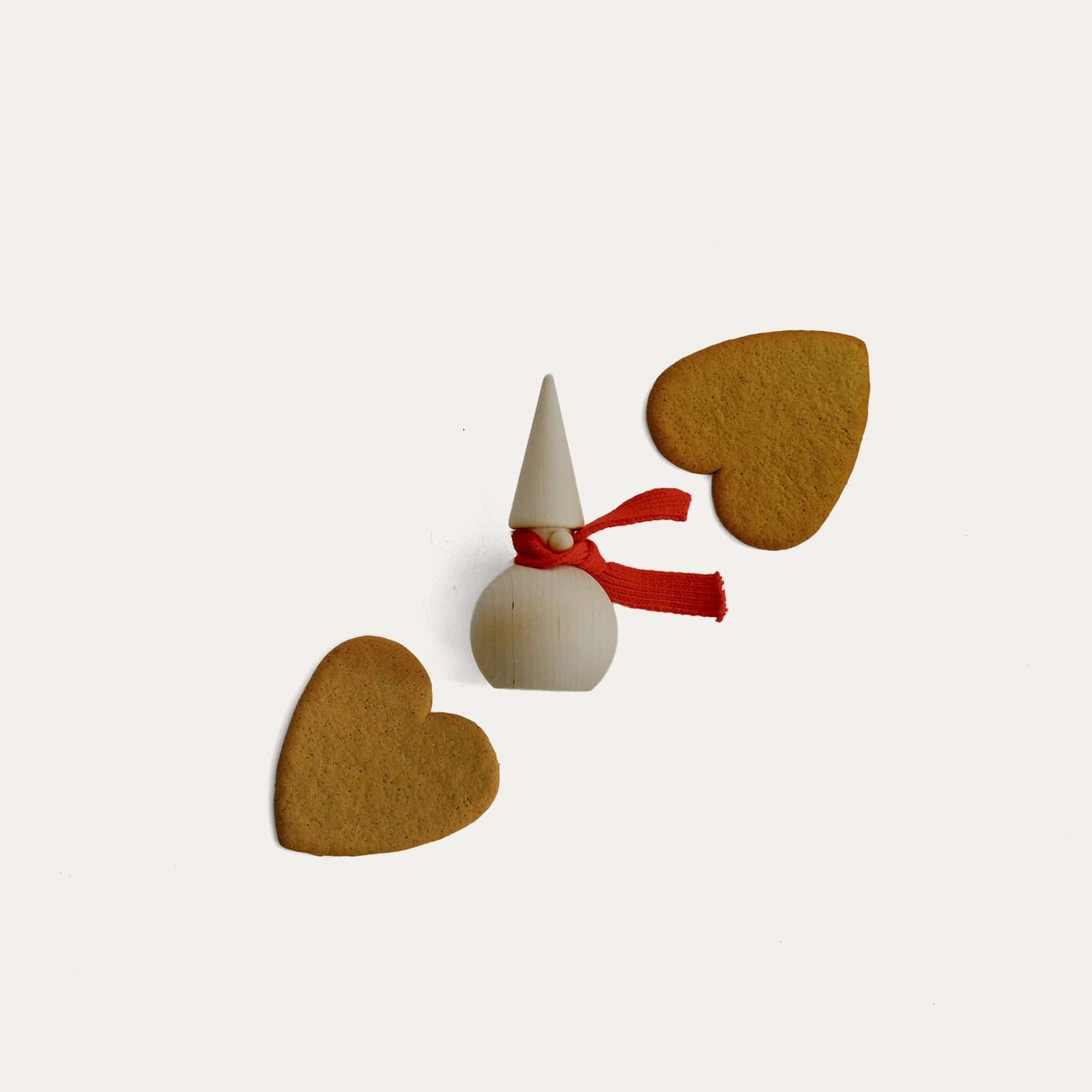 tomte-i-tra-med-rod-halsduk