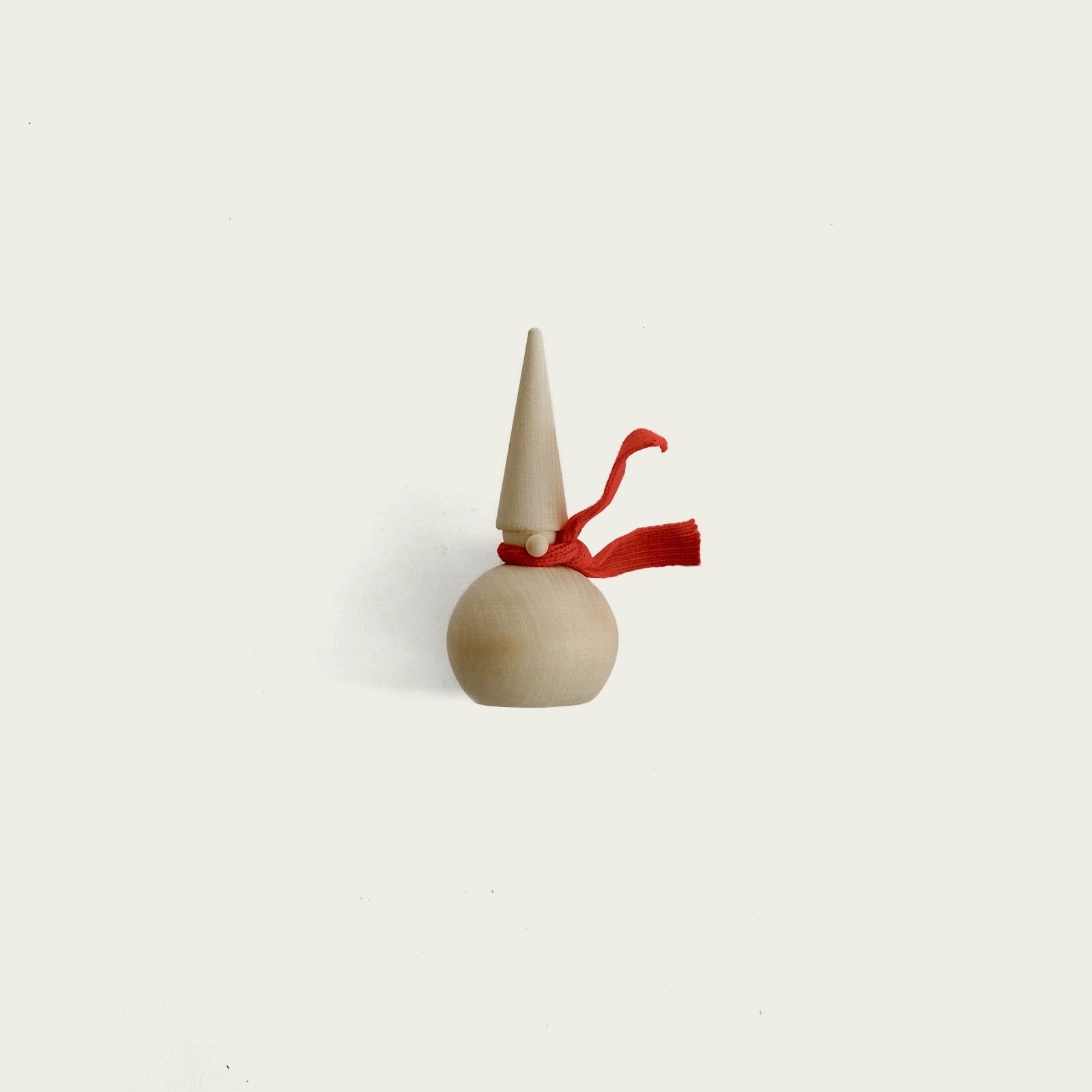 tomte-med-rod-halsdukar