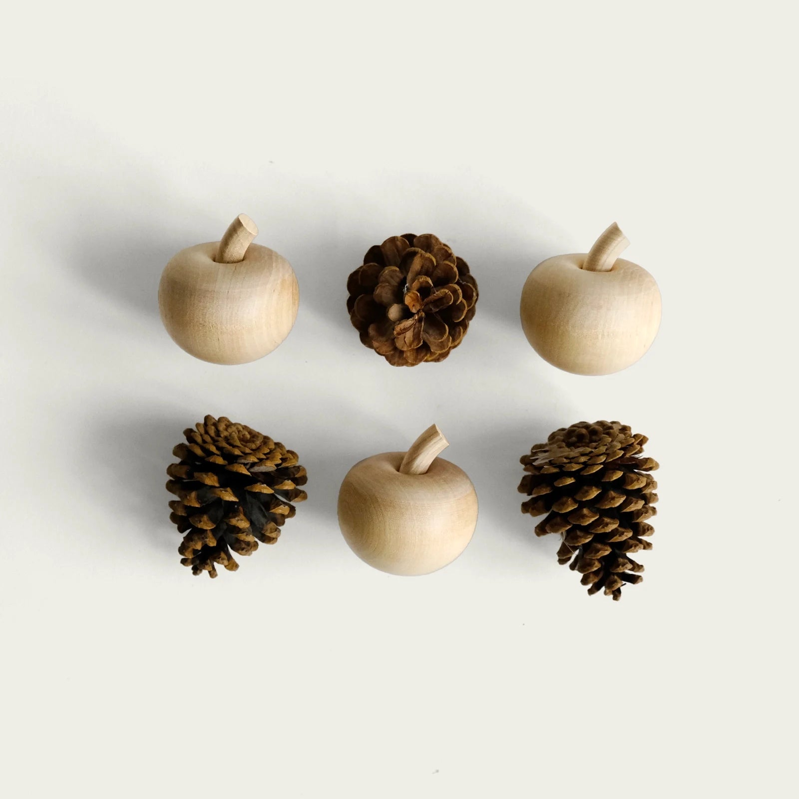 tre-applen-i-tra-och-tre-kottar