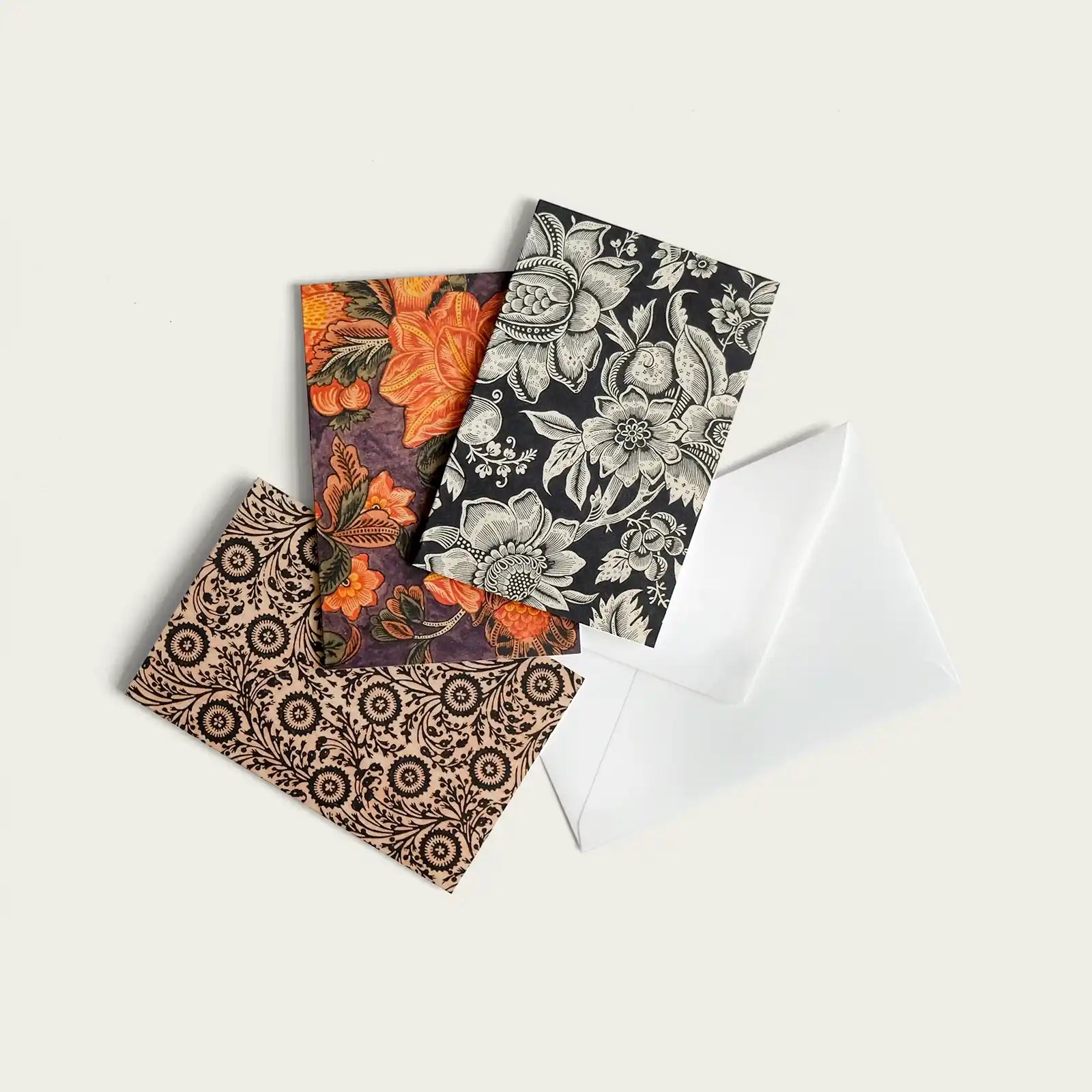 tre-vuykort-med-blommiga-monster-fran-den-berchska-samlingen-ligger-utspritt