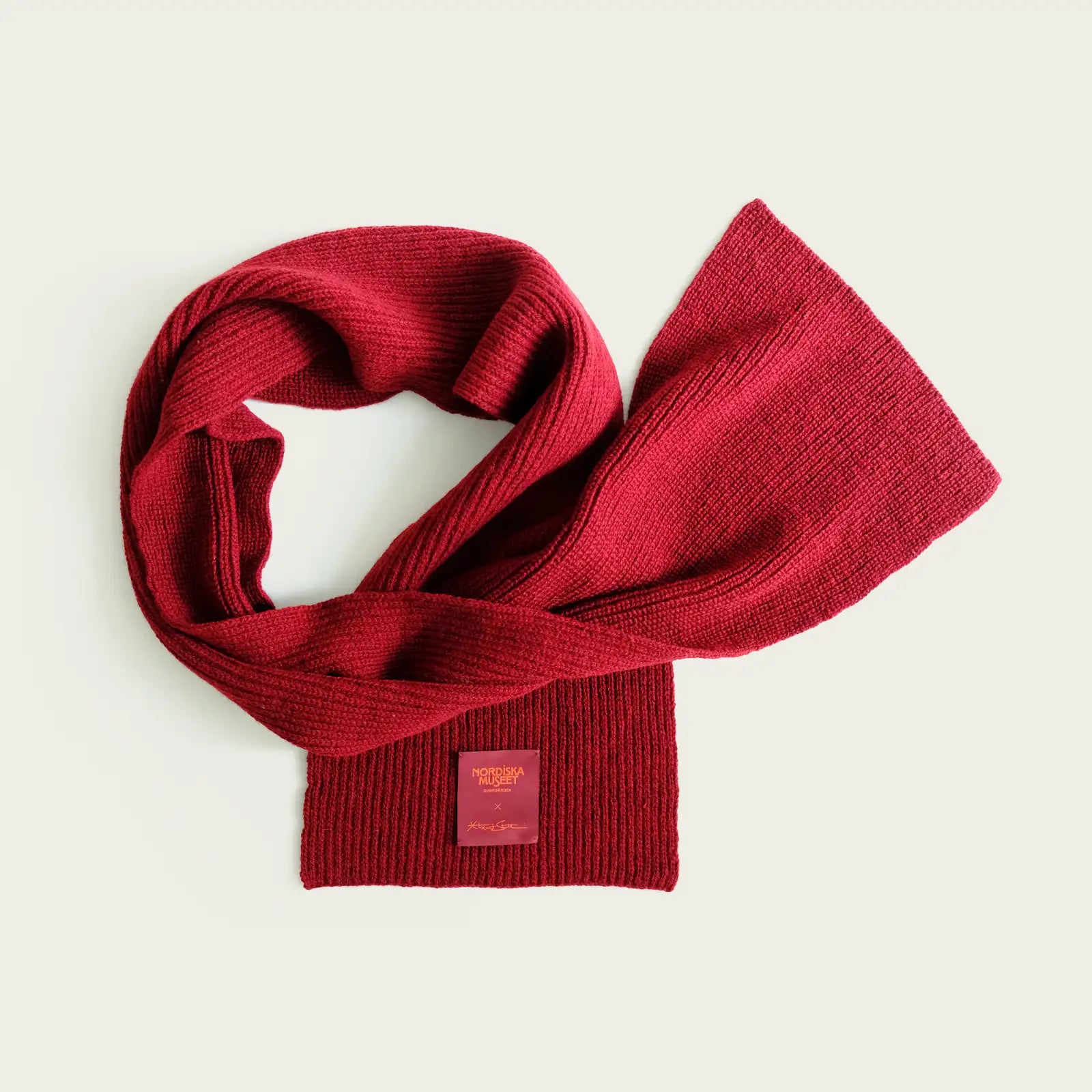 vinrod-stickad-halsduk-med-label-nordiska-museet-och-alexander-stutterheim