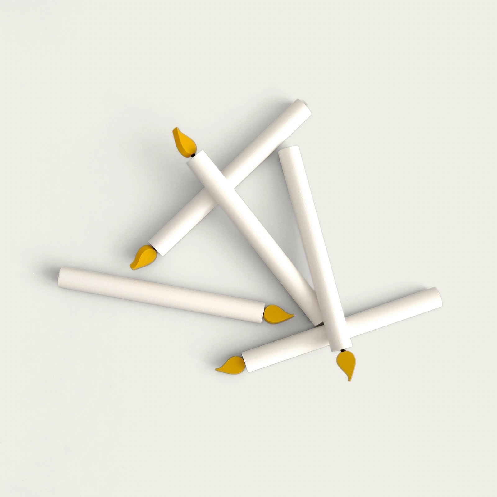 vita-ljus-helt-i-tra-med-en-gulmalad-laga-som-ligger-utspridda