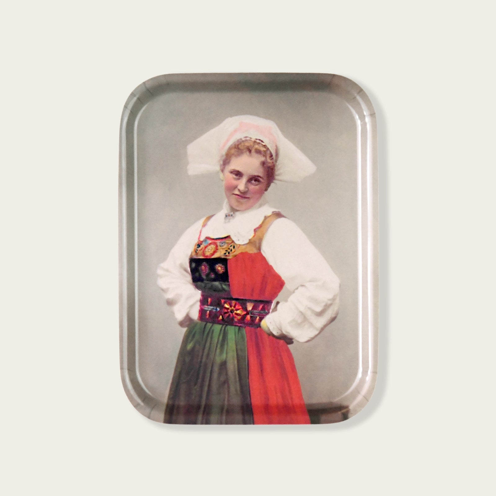 Bricka - kvinna i folkdräkt