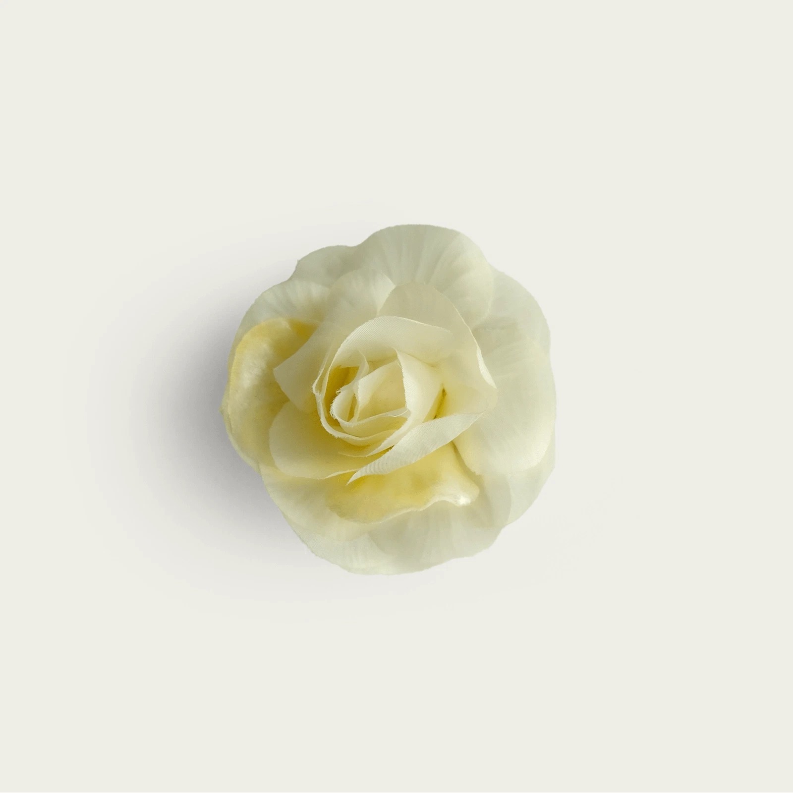 ljusgul brosch formad till en ros av aterbrukat sidentyg